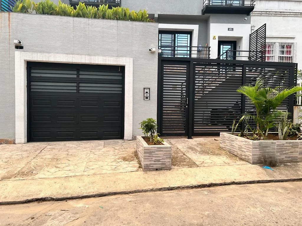 Garaje del edificio con portón negro