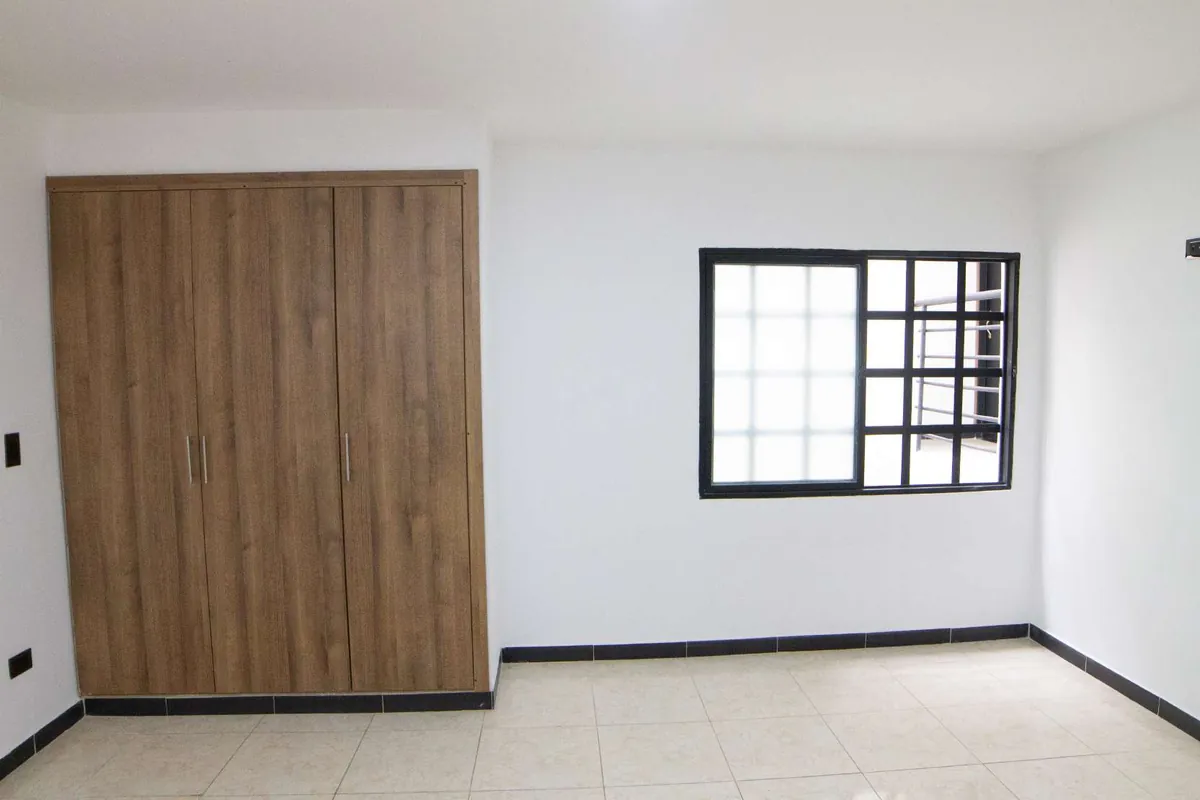 Habitación con clóset empotrado y ventana