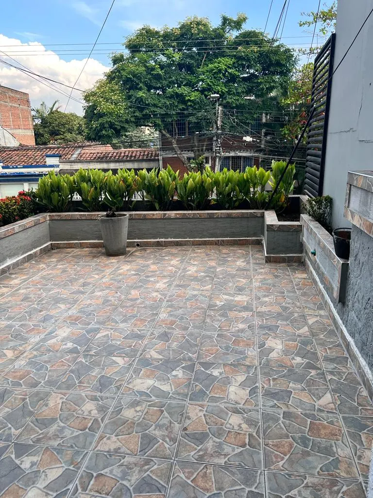 Terraza del edificio con piso de piedra y jardineras